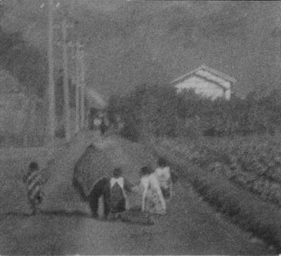 2-018小関・村の老婆と子供達