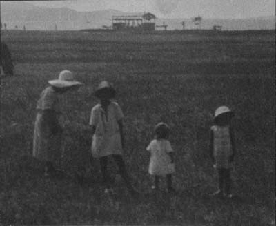 2-019小関・野辺に立つ四少女