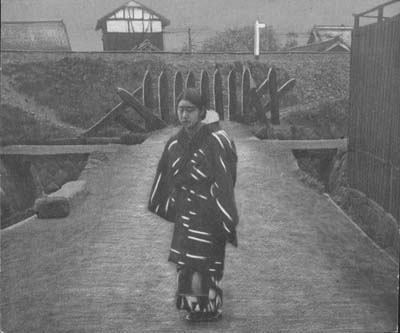 2-039小関・駅と人像